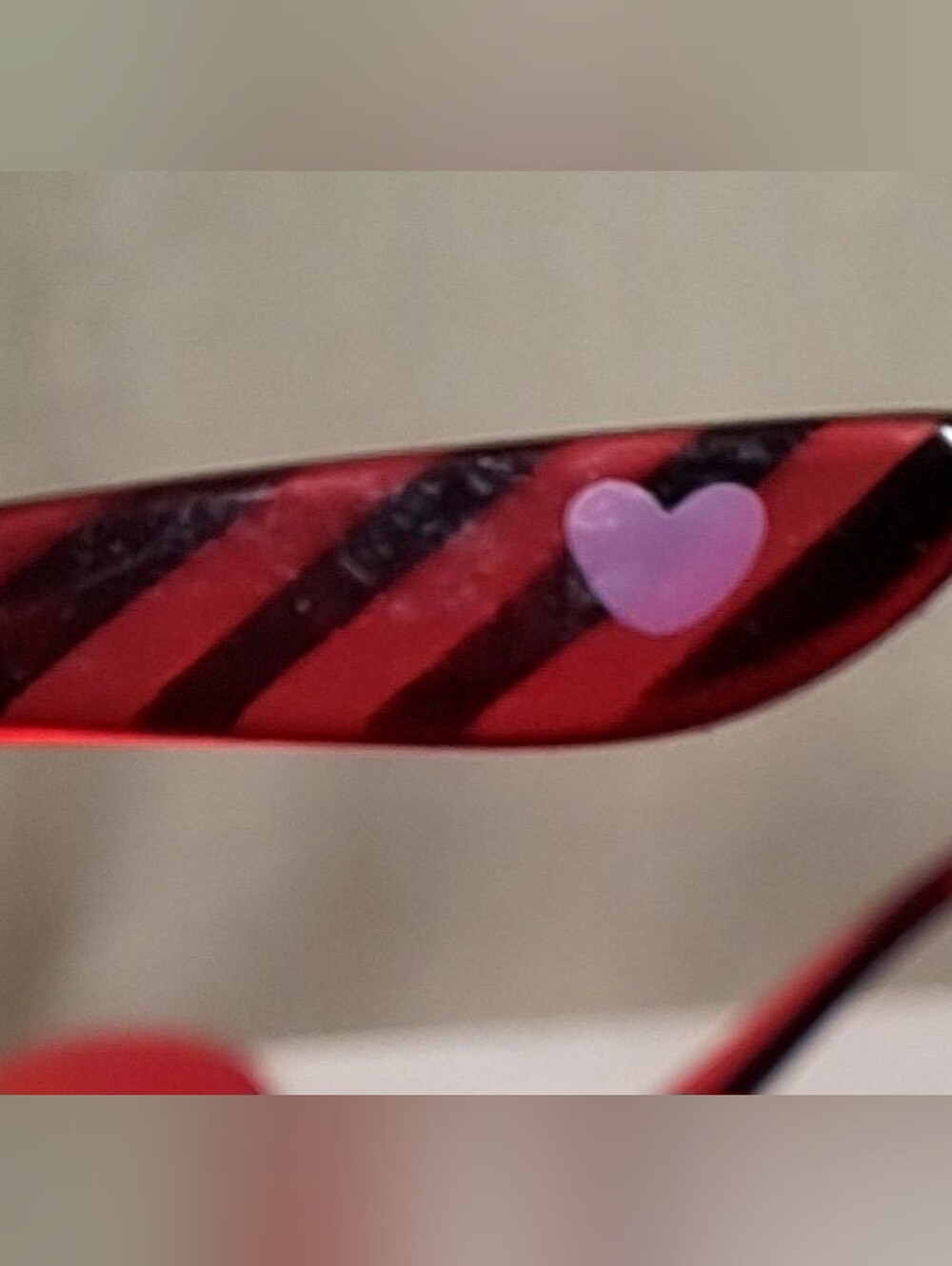 Stylish Red Women's Sunglasses - Classic Round Frame - Picture 8 of 11